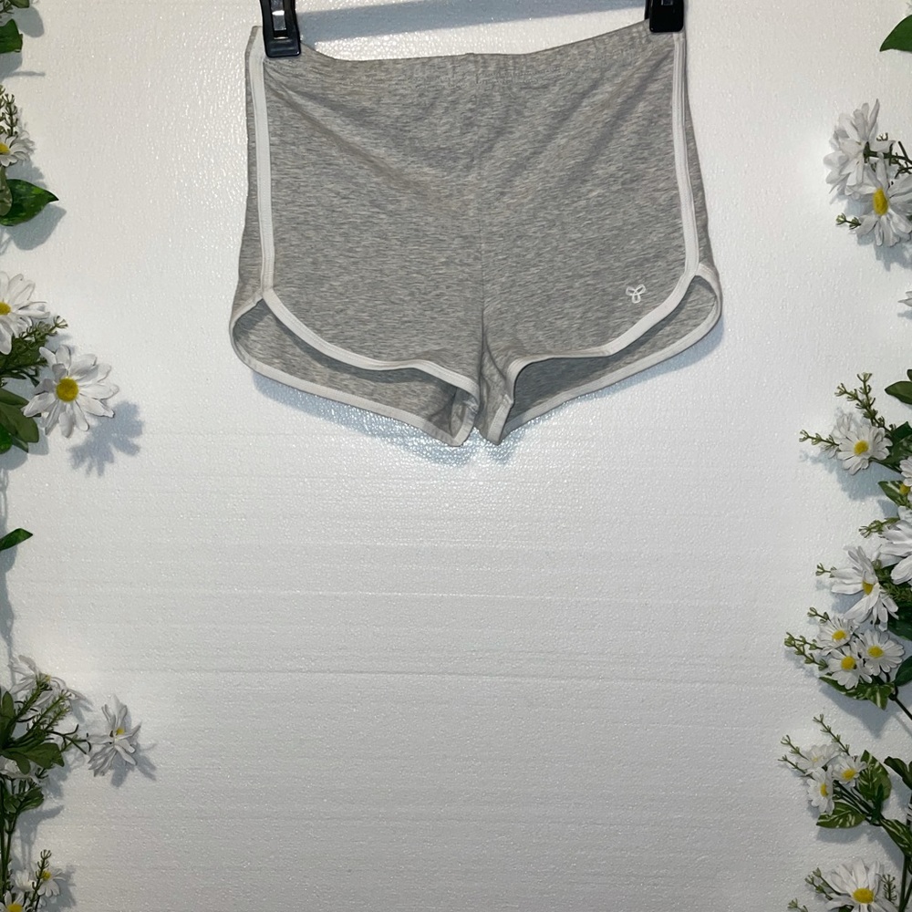 ARITZIA tna stretchy fitted 2" short